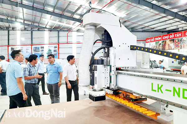 Doanh nghiệp ngành gỗ Đồng Nai tham quan hệ thống máy móc tiên tiến để ứng dụng công nghệ vào sản xuất. Ảnh: Vương Thế