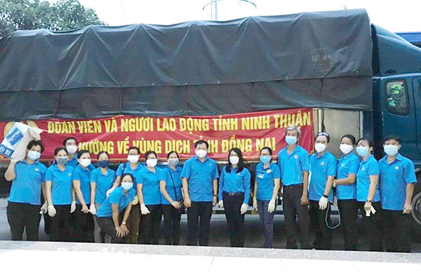 Liên đoàn Lao động tỉnh Ninh Thuận hỗ trợ nhu yếu phẩm cho đoàn viên, người lao động tại Đồng Nai. Ảnh: Lan Mai