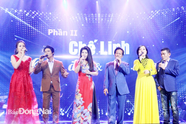 Hà Vân (thứ 2 từ phải qua) tham gia biểu diễn tại một sự kiện âm nhạc. Ảnh: Nhân vật cung cấp