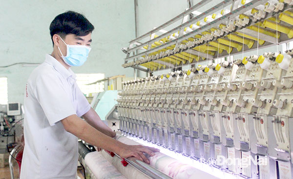 Công ty TNHH MTV Thế Linh (TP.Biên Hòa) ứng dụng máy móc hiện đại trong sản xuất mặt hàng dệt may đáp ứng nhu cầu khách hàng. Ảnh: Hương Giang