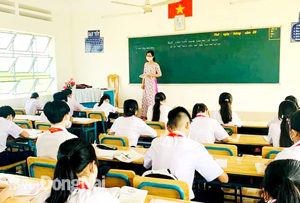 Học sinh Trường THCS Phú Hòa (xã Phú Hòa, H.Định Quán) trở lại trường với tỷ lệ gần 100% ngay từ giữa tháng 11-2021. Ảnh: Công Nghĩa