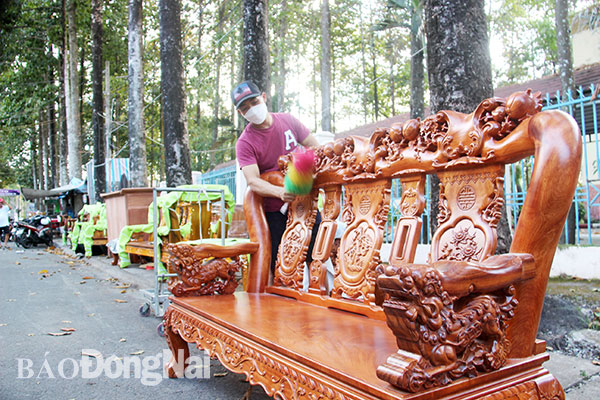 1. Những ngày tháng Chạp, những khu phố chuyên kinh doanh đồ gỗ ở P.Tân Biên (TP.Biên Hòa) thường nhộn nhịp chuẩn bị hàng giao cho khách