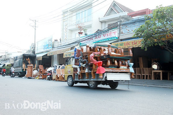 10. Những ngày tháng Chạp, các tuyến phố đồ gỗ ở địa bàn 2 phường Tân Biên, Tân Hòa (TP.Biên Hòa) đều tấp nập xe vận chuyển hàng