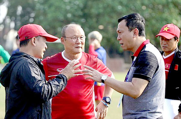 Quyền Chủ tịch VFF Trần Quốc Tuấn (phải) và HLV Park Hang-seo sẽ có 1 năm đầy thử thách nếu muốn tiếp tục cương vị hiện tại