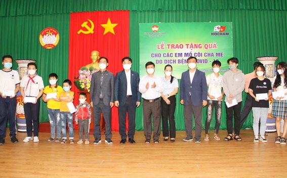 Trẻ em mồ côi cha mẹ do dịch bệnh Covid-19 tại TP.Biên Hòa nhận quà tết do Hiệp hội Thương mại và công nghiệp Hàn Quốc tại miền Trung và miền Nam thông qua Ủy ban MTTQ Việt Nam tỉnh trao tặng.