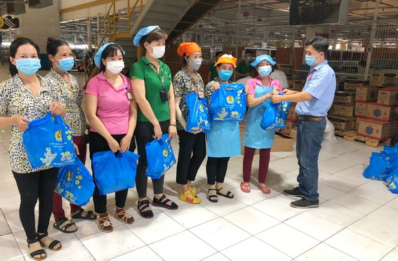 Công đoàn Công ty TNHH Hwaesung Vina trao quà Tết của Liên đoàn Lao động tỉnh cho công nhân khó khăn