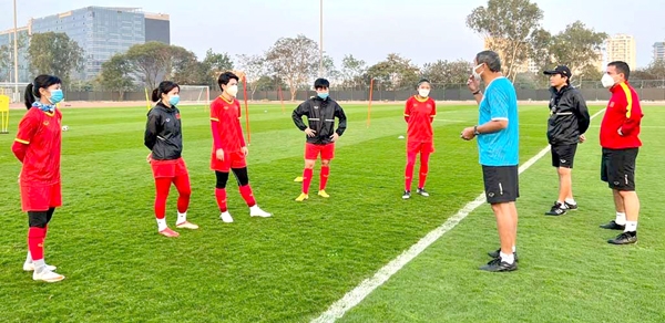 Hy hữu cả với lịch sử bóng đá thế giới, 48 giờ trước giải châu lục, hướng tới World Cup, đội tuyển nữ Việt Nam chỉ tập với… 4 cầu thủ