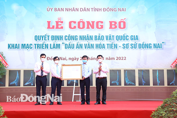 Phó chủ tịch UBND tỉnh Nguyễn Sơn Hùng và đại diện Cục Di sản văn hóa trao quyết định công nhận Bảo vật quốc gia cho Sở VH-TTDL. Ảnh: Huy Anh