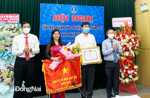 Phó chủ tịch UBND tỉnh Võ Văn Phi trao cờ thi đua xuất sắc của UBND tỉnh cho Văn phòng Sở NN-PTNT. Ảnh: B.Nguyên