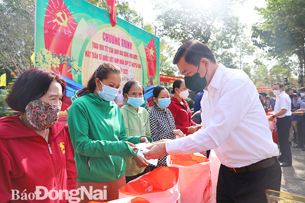 Bí thư Tỉnh ủy Đồng Nai Nguyễn Hồng Lĩnh tặng quà cho đồng bào nghèo, người khó khăn xã Bình Sơn
