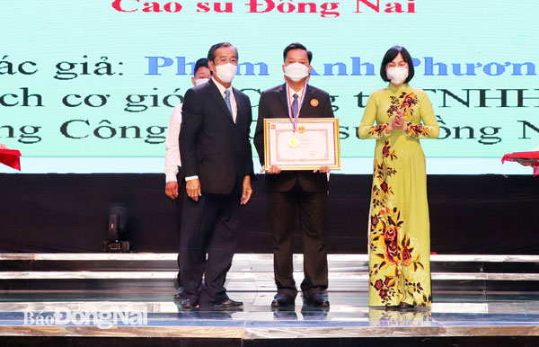 Kỹ sư Phạm Ánh Phương, Phụ trách cơ giới Tổng công ty Cao su Đồng Nai nhận giải nhất hội thi Sáng tạo kỹ thuật Đồng Nai với giải pháp Thiết bị 4 trong 1. Ảnh: Hải Yến
