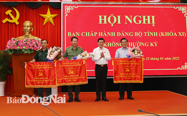 Bí thư Tỉnh ủy Nguyễn Hồng Lĩnh tặng cờ thi đua cho 3 Đảng bộ được xếp loại hoàn thành xuất sắc nhiệm vụ năm 2021 