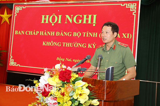 Thiếu tướng Vũ Hồng Văn, Giám đốc Công an tỉnh báo cáo về điểu chỉnh các chỉ tiêu về an ninh trật tự năm 2022