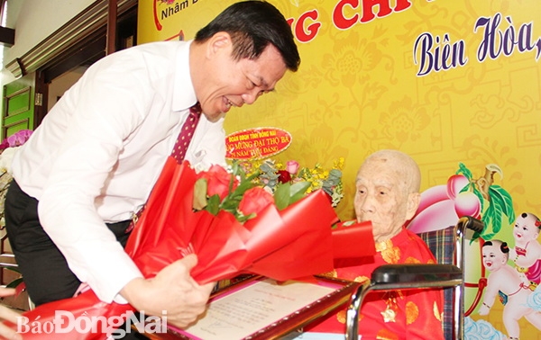 Bí thư Tỉnh ủy Nguyễn Hồng Lĩnh tặng quà chúc thọ cụ bà Lê Thị Não.
