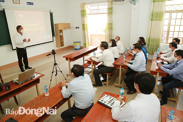 Thứ trưởng Nguyễn Văn Phúc và Phó chủ tịch UBND tỉnh Nguyễn Sơn Hùng và các thành viên trong đoàn dự một buổi dạy học trực tuyến trên lớp dành cho học sinh tại Trường THPT Ngô Quyền