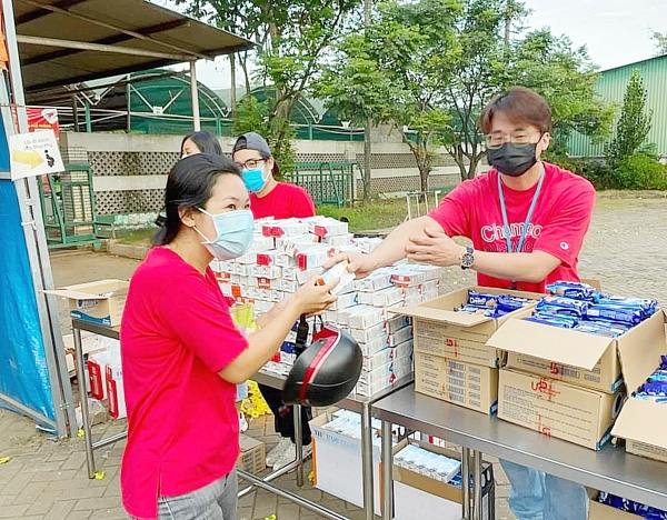 Công ty TNHH Pousung Việt Nam (H.Trảng Bom) trao bánh, sữa cho công nhân trong ngày đầu đi làm sau nghỉ Tết. Ảnh: N.Hòa