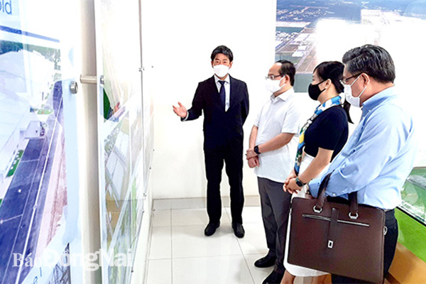 Phó bí thư Tỉnh ủy Quản Minh Cường (thứ hai từ trái qua) thăm Ban Quản lý khu công nghiệp Long Đức