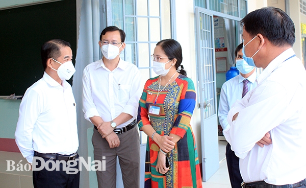 Đồng chí Thái Bảo (bìa trái), Ủy viên Ban TVTU, Chủ tịch HĐND tỉnh trao đổi, động viên các thầy cô giáo Trường THPT Vĩnh Cửu 