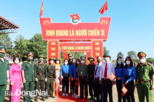 Lãnh đạo Quân khu 7, tỉnh Đồng Nai, H.Xuân Lộc động viên thanh niên nhập ngũ