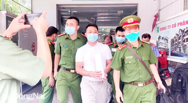 Với những quy định mới tại Nghị định 16/2022/NĐ-CP về xử phạt vi phạm hành chính về xây dựng sẽ góp phần ngăn chặn “cò đất” lộng hành. Trong ảnh: Giám đốc một công ty môi giới bất động sản hoạt động vi phạm pháp luật tại TP.Biên Hòa bị cơ quan chức năng bắt giữ. nh tư liệu: Ảnh minh họa: Danh Trường