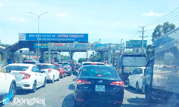 Trạm thu phí BOT đường tránh TP.Biên Hòa (quốc lộ 1, đoạn qua xã Trung Hòa, H.Trảng Bom) có làn thu phí không dừng, nhưng nhiều phương tiện không sử dụng dịch vụ này khiến ùn tắc giao thông kéo dài. Ảnh: T.Hải