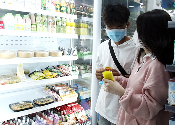  Các bạn trẻ chọn mua các loại đồ uống, thức ăn nhanh tại cửa hàng tiện ích  tích hợp AmPm (đường Phạm Văn Thuận, TP.Biên Hòa). Ảnh: H.Hà