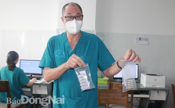 Điều dưỡng Bệnh viện Đa khoa Thống Nhất soạn các túi thuốc kháng virus để điều trị cho bệnh nhân Covid-19 đang điều trị tại bệnh viện.