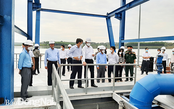 Bí thư Tỉnh ủy Nguyễn Hồng Lĩnh ( Áo trắng, đội nón) kiểm tra Trạm bơm nước thô Hồ Cầu Mới