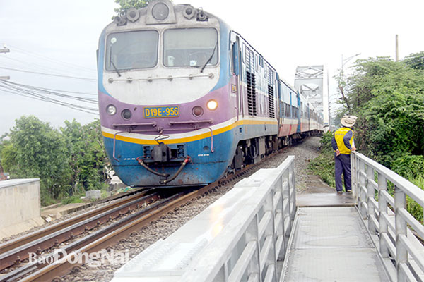 Đồng Nai kiến nghị Chính phủ giao UBND tỉnh là cơ quan nhà nước có thẩm quyền triển khai 2 dự án đường sắt nhẹ Thủ Thiêm - sân bay Long Thành và Biên Hòa - Vũng Tàu. Trong ảnh: Tàu khách tuyến Bắc - Nam đi qua cầu Ghềnh (TP.Biên Hòa). Ảnh: Phạm Tùng