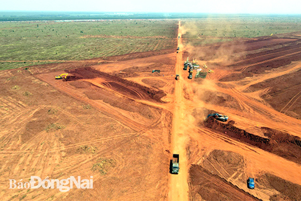 Để thực hiện một khối lượng công việc khổng lồ, trên công trường xây dựng dự án Sân bay Long Thành giai đoạn 1 hiện nay có hàng trăm phương tiện cơ giới đang tham gia thi công