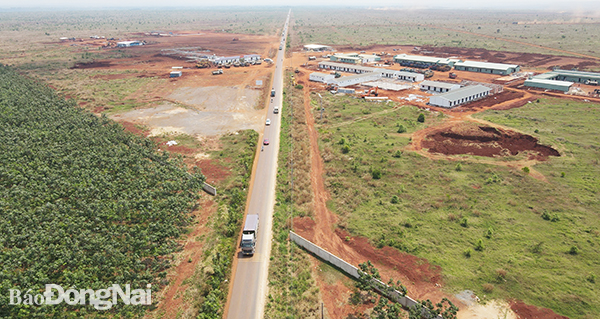 Việc lưu thông trên tuyến đường Hương lộ 10 đoạn qua khu vực xây dựng sân bay Long Thành hiện vẫn diễn ra bình thường