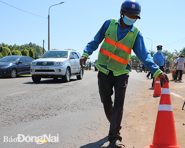 Lắp đặt hệ thống phao chỉ dẫn để các phương tiên giao thông lưu thông lên cầu vượt Dầu Giây