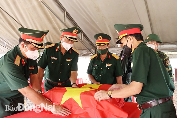 Lãnh đạo Quân khu, tỉnh Đồng Nai, H.Nhơn Trạch phủ quốc kỳ lên quách hài cốt vừa tìm thấy