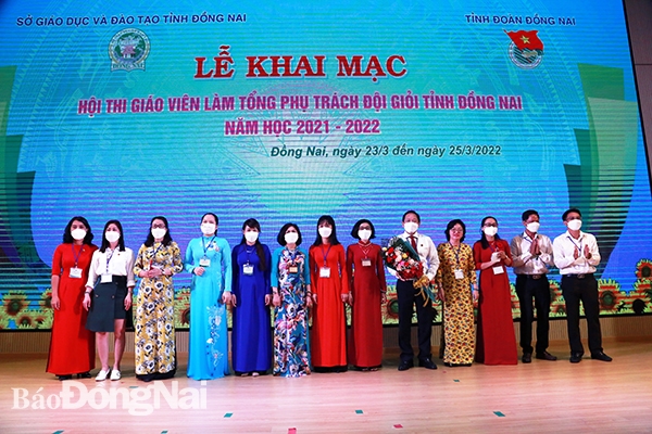  Phó giám đốc Sở GD-ĐT Đỗ Huy Khánh tặng hoa cho ban giám khảo hội thi