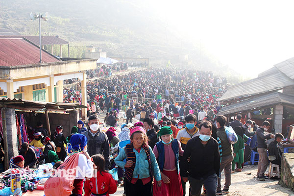 Đồng bào xã Tả Phìn (H.Đồng Văn) đi chợ phiên lùi Lũng Chinh. Ảnh: Đoàn Phú