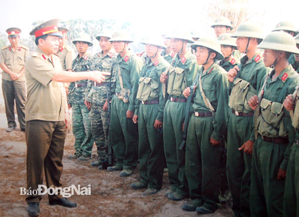 Thiếu tướng Nguyễn Viết Khai căn dặn học viên sau diễn tập. Ảnh: Nguyễn Minh Đức