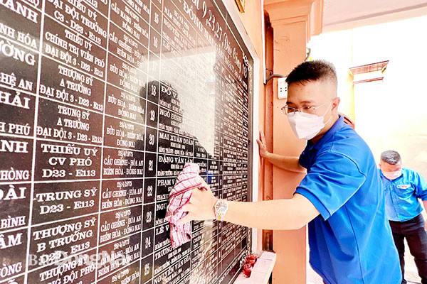 Đoàn viên thanh niên P.Bửu Hòa (TP.Biên Hòa) lau dọn nhà bia thờ các liệt sĩ Trung đoàn Đặc công 113 hy sinh khi đánh cầu Ghềnh vào những ngày cuối tháng 4-1975. Ảnh: Đăng Tùng