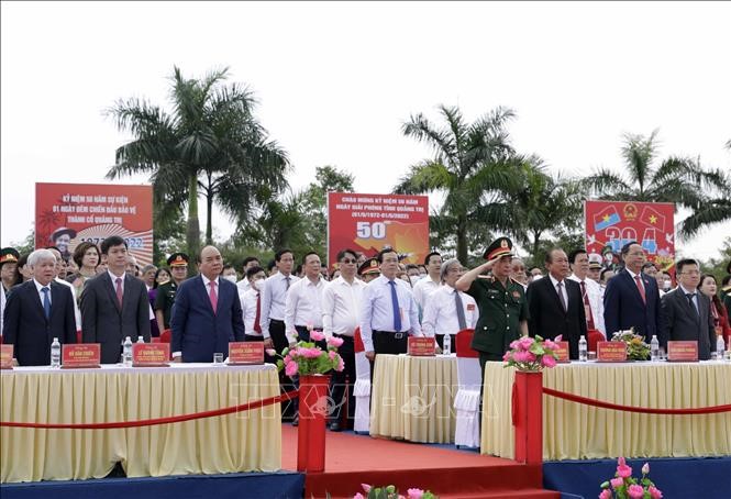 Chủ tịch nước Nguyễn Xuân Phúc thực hiện nghi thức chào cờ tại Lễ thượng cờ “Thống nhất non sông” tại Di tích Quốc gia đặc biệt Đôi bờ Hiền Lương- Bến Hải