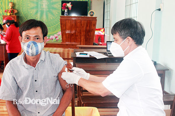 Tiêm vaccine phòng Covid-19 mũi 3 cho người dân trong tỉnh. Ảnh: Hạnh Dung