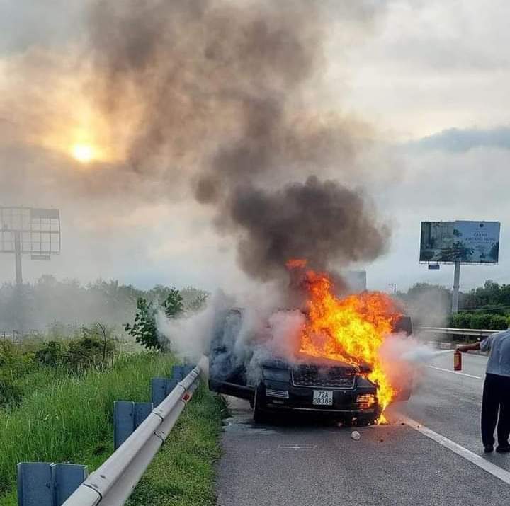 Chiếc xe ô tô bốc cháy ngùn ngụt trên đường cao tốc (Ảnh: CTV)
