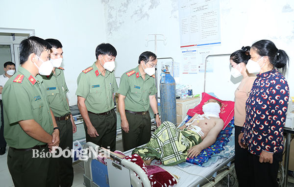 Thượng tá Nguyễn Xuân Thao, Phó Giám đốc Công an tỉnh Đồng Nai thăm và động viên đồng chí Tô Bá Diệu và gia đình vượt qua khó khăn, điều trị bệnh.