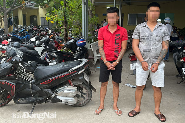 2 đối tượng Phạm Văn Nhuận và Nguyễn Đức Thuận cùng chiếc xe máy tang vật các đối tượng gây án