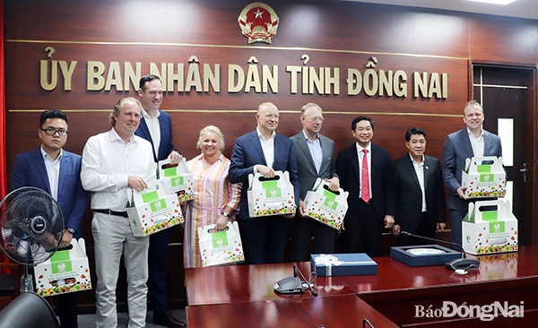 Phó chủ tịch UBND tỉnh Võ Văn Phi tặng quà cho lãnh đạo Tập đoàn De Heus