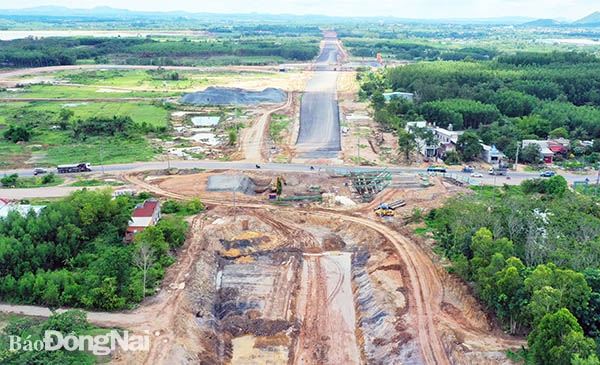 Các nhà thầu đang tăng tốc thi công để hoàn thành phần nền đường chính dự án cao tốc Phan Thiết - Dầu Giây trong tháng 5 -2022