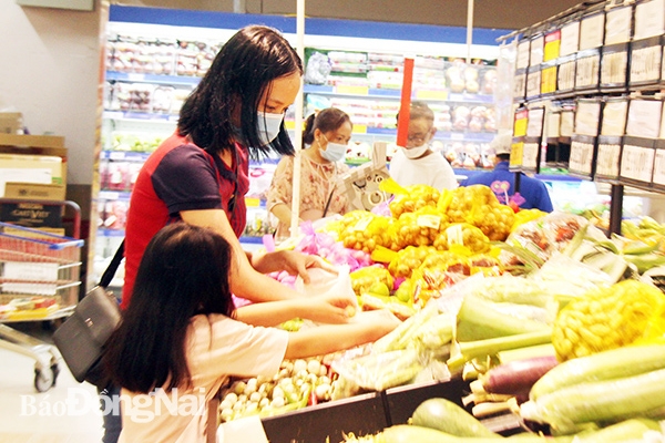 Người dân chọn mua các loại rau, củ, quả tại một siêu thị ở TP.Biên Hòa