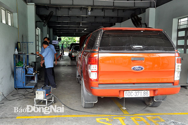 Kiểm tra khí thải phương tiện tại Trung tâm Đăng kiểm xe cơ giới Đồng Nai 6001S (TP.Biên Hòa). Ảnh: T.Hải
