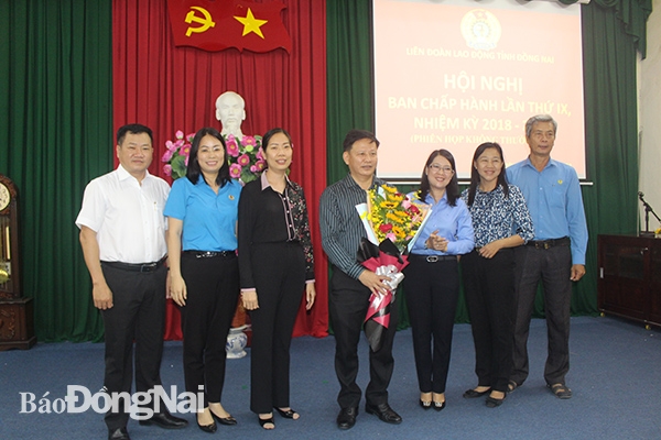 Ban thường vụ Liên đoàn Lao động tỉnh và đại diện Ban tổ chức Tỉnh ủy tặng hoa chúc mừng đồng chí Huỳnh Phước Sang