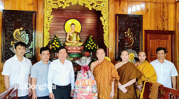 Trưởng ban Dân vận Tỉnh ủy Đào Văn Phước đến thăm, chúc mừng Lễ Phật đản tại Ban Trị sự Giáo hội Phật giáo Việt Nam huyện Tân Phú