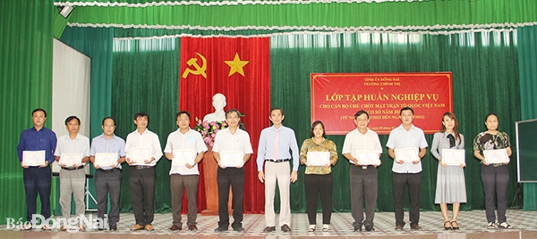 Phó chủ tịch Ủy ban MTTQ Việt Nam tỉnh Nguyễn Tất Độ trao giấy chứng nhận cho học viên hoàn thành khóa học