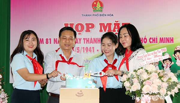Các đại biểu tham dự họp mặt do Hội đồng Đội TP.Biên Hòa tổ chức cùng cắt bánh sinh nhật kỷ niệm 81 năm Ngày thành lập Đội TNTPHCM 